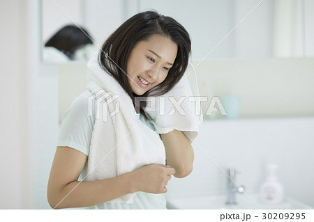 若い女性 風呂上がりの写真素材
