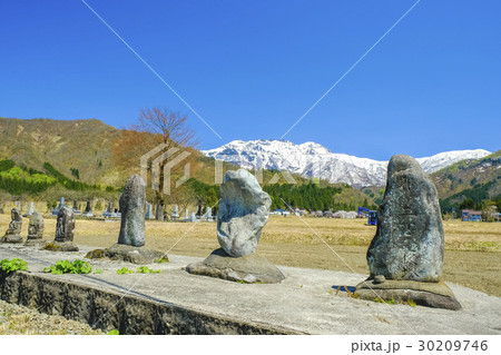 石仏と八海山 30209746