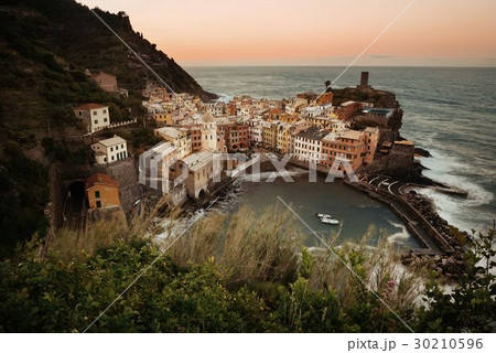 Vernazza bay buildings and sea in Cinque Terre 30210596