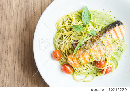 Spaghetti pesto salmon Spaghetti pesto salmon 30212220