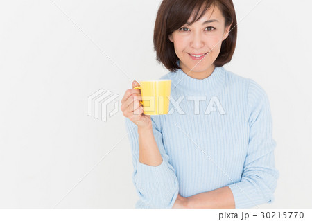飲み物を飲むミドル女性 30215770