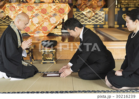 お墓参り 30216239