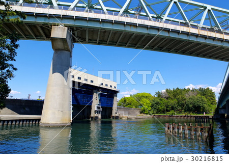 鉄道橋と水門 JR 夢の島橋梁・曙水門 広角 鉄道橋と水門 JR 夢の島橋梁・曙水門 広角 30216815
