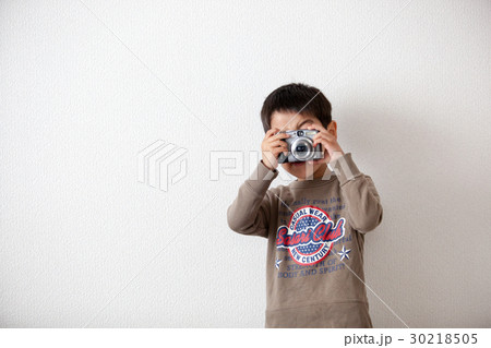 子供が写真を撮っている 30218505