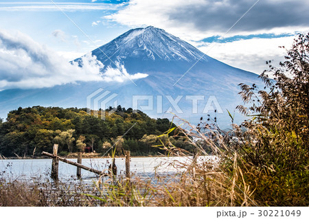 Mount fuji at kawaguchiko Lake in Yamanashi, japan 30221049