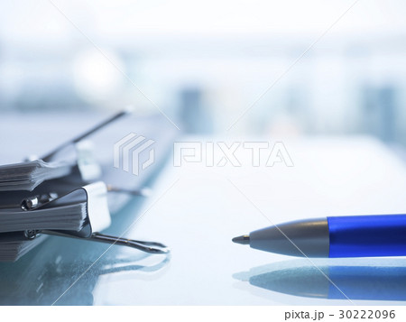 ビジネスイメージ・書類・ダブルクリップ ビジネスイメージ・書類・ダブルクリップ 30222096