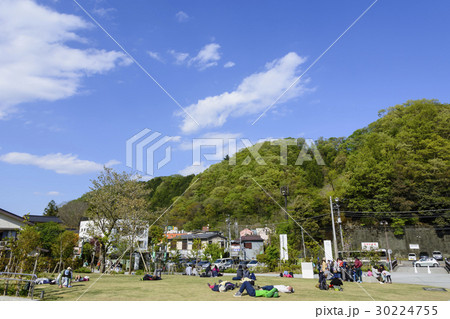 高尾山を下山した高尾ミュージアム広場のハイカー 30224755