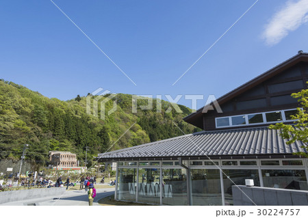 高尾山を下山した高尾ミュージアム広場のハイカー 30224757