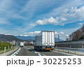 中央自動車道を走行中のトラック 30225253