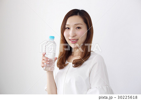 水　女性　水を飲む女性 30225618