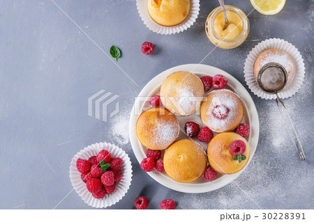 Lemon cakes with raspberries 30228391