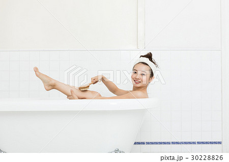 入浴中の若い女性の写真素材