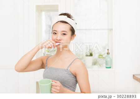 歯を磨く若い女性 歯を磨く若い女性 30228893