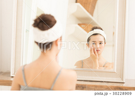 肌を気にする若い女性 肌を気にする若い女性 30228909