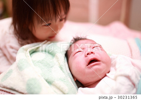 新生児 乳児 赤ちゃん 子供 娘 0歳 1歳 乳幼児 ベビー 子育て 育児 親戚 友達 家族 の写真素材