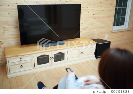 女性 リビング (テレビ リラックス パジャマ 休憩 顔無し 後ろ姿 主婦 ママ 地デジ BS) 30231383