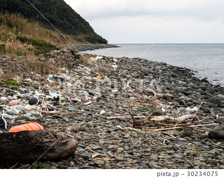 ごみが漂着した海岸 山口県下関市の写真素材
