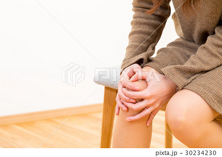 膝痛 筋肉痛 足の痛み 冷え性 ネガティブイメージ 体調不良 女性 ポートレート 代 30代の写真素材