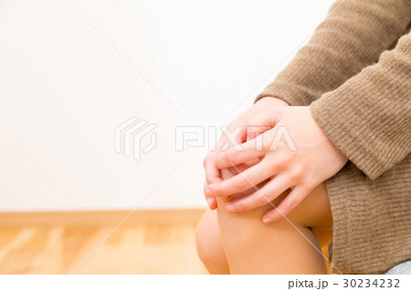 膝痛　筋肉痛　足の痛み　冷え性　ネガティブイメージ　体調不良　女性　ポートレート　20代　30代 30234232