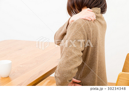 肩凝り 肩こり 筋肉痛 寝違えた ネガティブイメージ 体調不良 女性 ポートレート 20代 30代 肩凝り 肩こり 筋肉痛 寝違えた ネガティブイメージ 体調不良 女性 ポートレート 20代 30代 30234348