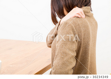 肩凝り 肩こり 筋肉痛 寝違えた ネガティブイメージ 体調不良 女性 ポートレート 20代 30代 肩凝り 肩こり 筋肉痛 寝違えた ネガティブイメージ 体調不良 女性 ポートレート 20代 30代 30234349