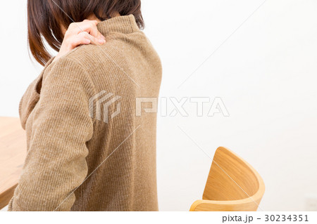 肩凝り 肩こり 筋肉痛 寝違えた ネガティブイメージ 体調不良 女性 ポートレート 20代 30代 肩凝り 肩こり 筋肉痛 寝違えた ネガティブイメージ 体調不良 女性 ポートレート 20代 30代 30234351