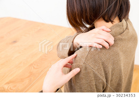 肩凝り　肩こり　筋肉痛　寝違えた　ネガティブイメージ　体調不良　女性　ポートレート　20代　30代 30234353