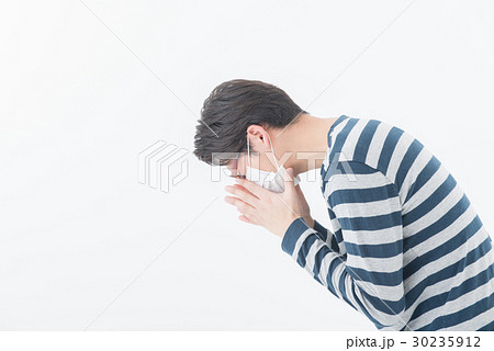 若い男性 (体調不良) 30235912