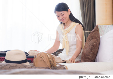 パッキングする女性　旅行 30238202