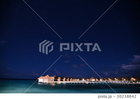 夜の水上コテージ モルディブ 30238642