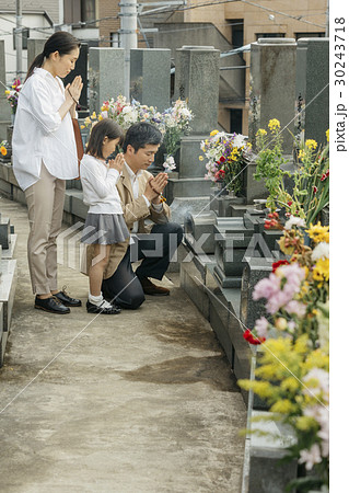 お墓参り 30243718