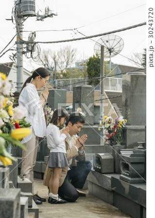 お墓参り 30243720