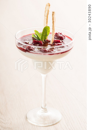 berry dessert 30243890