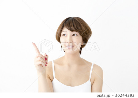 若い女性 指差し カメラ目線はずし 若い女性 指差し カメラ目線はずし 30244292