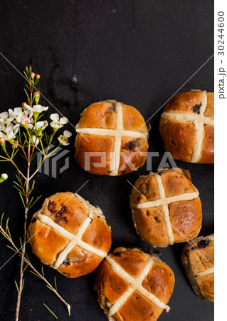 hot cross buns 30244600