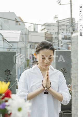 お墓参り お墓参り 30245161