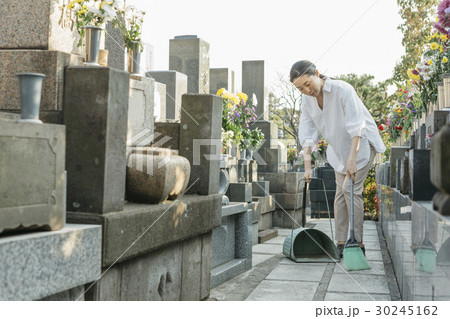 お墓参り お墓参り 30245162