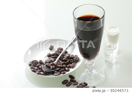 making coffee making coffee 30246571