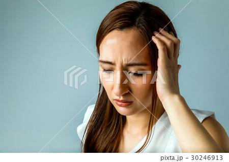 頭痛の女性 30246913