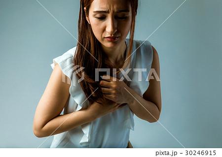 女性の胸の痛み 30246915