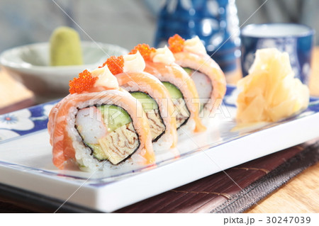 sushi roll 30247039