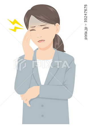 スーツの女性 頭痛 体調不良 30247676