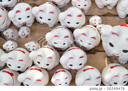大量の招き猫 30249476