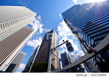ビジネス街の高層ビルと交差点 新宿副都心 強い日差しとゴーストの写真素材