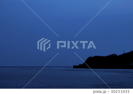 夜の海と灯台の光 夜の海と灯台の光 30251035