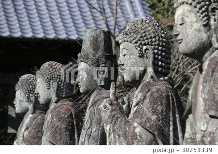 蓮華寺（京都市右京区）の「五智如来石像（大日如来、阿弥陀如来、釈迦如来、宝生如来、薬師如来）」 30251339