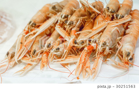 Fresh lobsters on ice for sale on seafood market. 30251563
