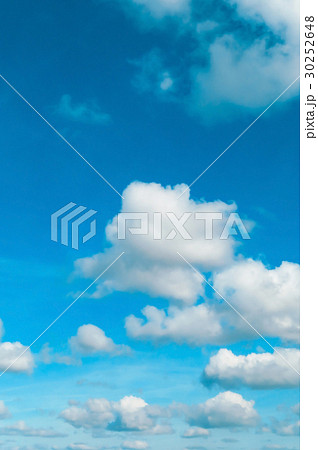 マグリットの絵のような青空 30252648