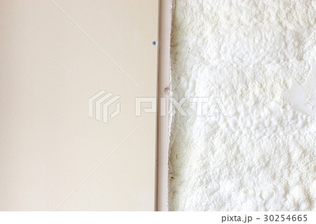 石膏ボードと吹き付け断熱 30254665