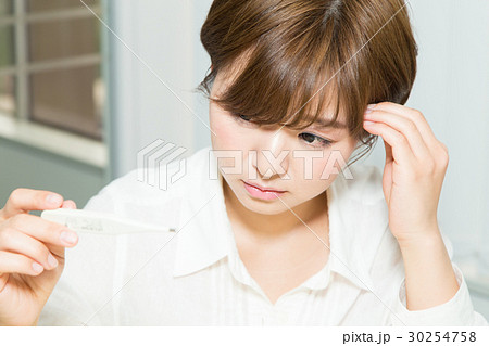 体温計を持つ女性 体温計を持つ女性 30254758